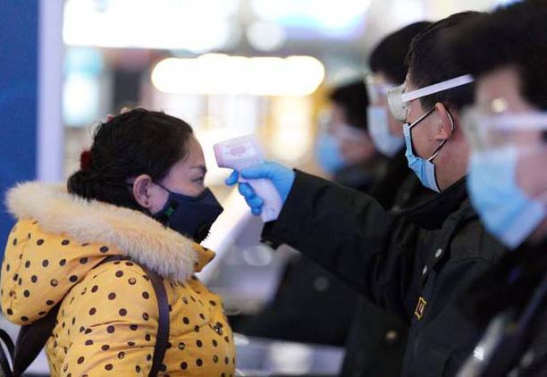 红外线额温枪测量体温